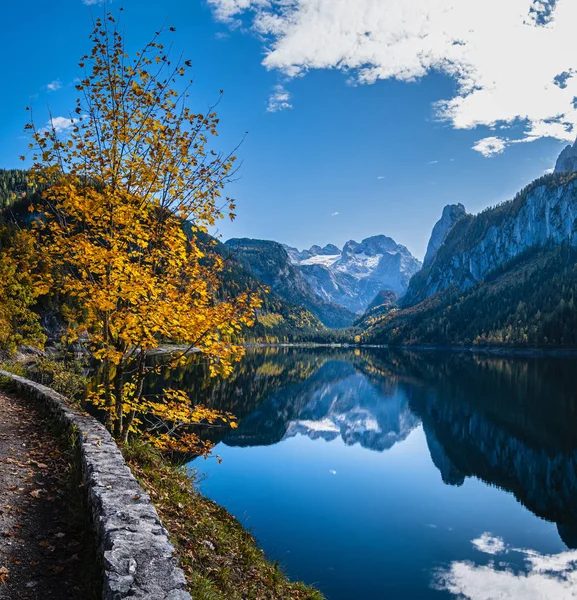 Ruhigen Herbst Alpen Bergsee. gosauseen oder vorderer gosaus — Stockfoto