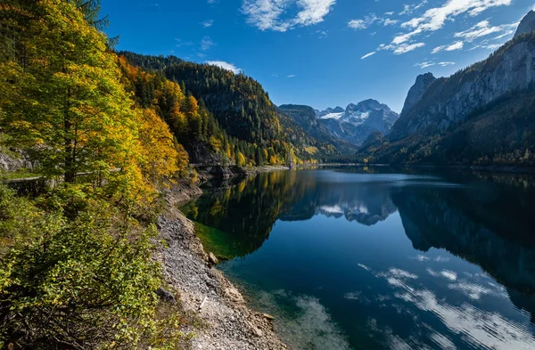 Herbst Alpen Bergsee mit Wolken Reflexionen. gosauseen oder — Stockfoto