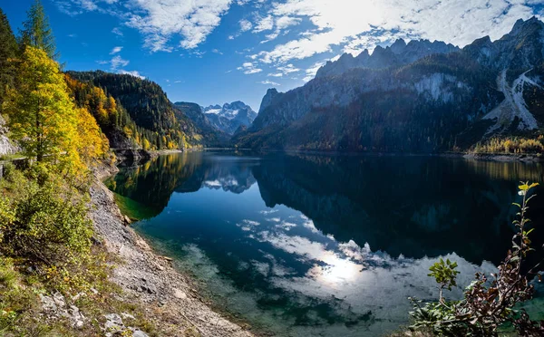 Herbst Alpen Bergsee mit Wolken Reflexionen. gosauseen oder — Stockfoto