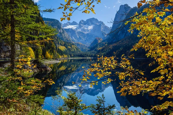 Pacíficos Alpes de otoño lago de montaña con reflejos. Gosauseen o — Foto de Stock