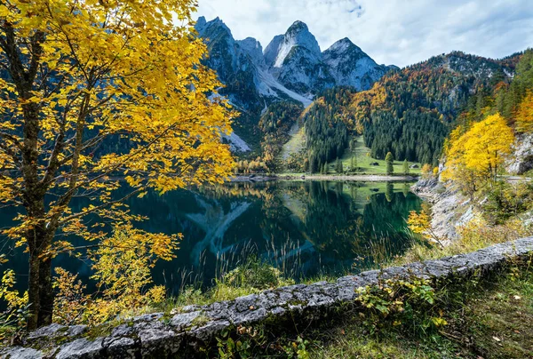 Alpes de outono pacífica lago de montanha com reflexões. Gosauseen o — Fotografia de Stock