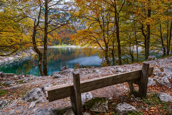 Houtbank bij het Hinterer Gosausee meer, Opper-Oostenrijk. Herfst Al — Stockfoto