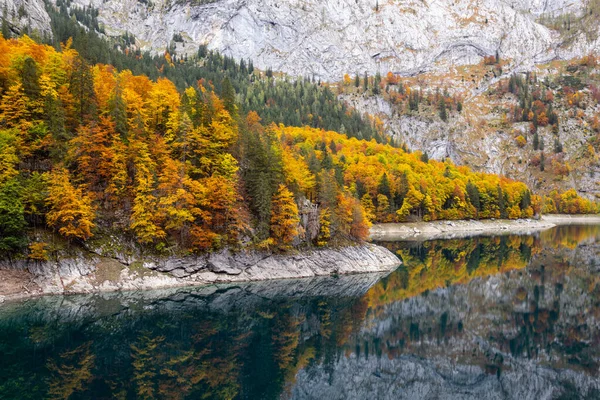 Lago Hinterer Gosausee pitoresco, Alta Áustria. Alpes do Outono m — Fotografia de Stock