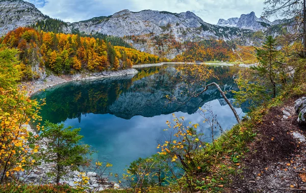 上奥地利州的Picturesque Hinterest r Gosausee湖 秋天的阿尔卑斯山m — 图库照片