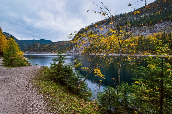 Gosauseen nebo Vorderer Gosausee, Horní Rakousko. Podzimní Alpy — Stock fotografie
