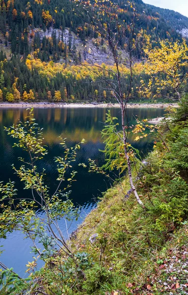ゴソーゼン湖またはオーストリア上流のゴソーゼー湖。秋のアルプス — ストック写真