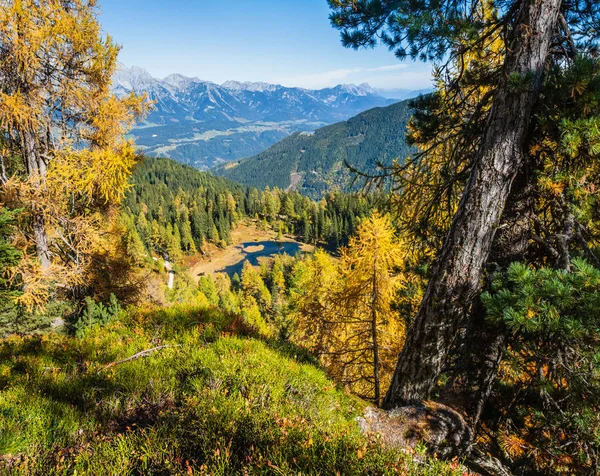 Calmo outono Alpes lago de montanha com água transparente clara e — Fotografia de Stock