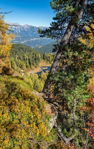 Spokojne jesienne Alpy górskie jezioro z przejrzystą wodą i — Zdjęcie stockowe