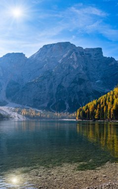 Güneşli sonbahar huzurlu Alp Gölü Braies veya Pragser Wildsee. 