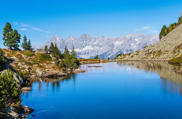 Lugn höst Alperna fjällsjö med klart transparent vatten och — Stockfoto