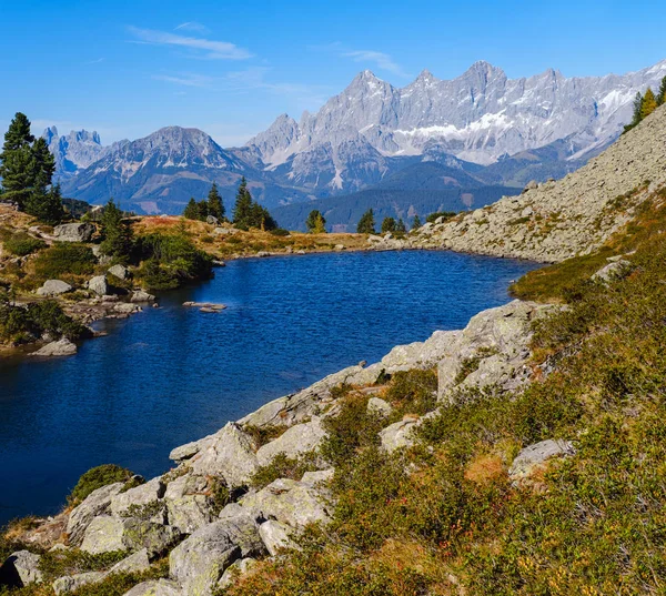Ruhigen Herbst Alpen Bergsee mit klarem, transparentem Wasser und — Stockfoto