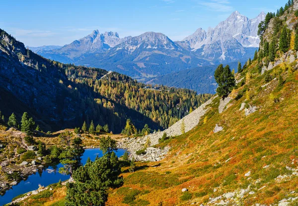 平静的秋天阿尔卑斯山湖清澈透明的水和 — 图库照片