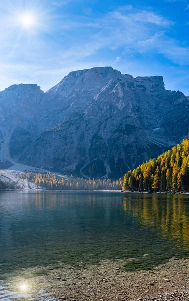 Soleado otoño tranquilo lago alpino Braies o Pragser Wildsee . —  Fotos de Stock