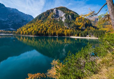Sonbahar huzurlu Alp Gölü Braies veya Pragser Wildsee. Fanes-Sen