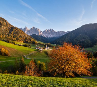 Santa Magdalena 'nın ünlü İtalyan Dolomites köyü.