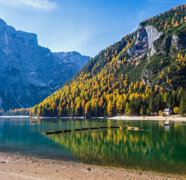 Sonbahar huzurlu Alp Gölü Braies veya Pragser Wildsee. Fanes-Sen — Stok fotoğraf