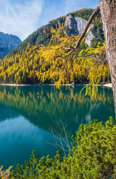Őszi békés alpesi tó Braies vagy Pragser Wildsee. Fanes-szen — Stock Fotó