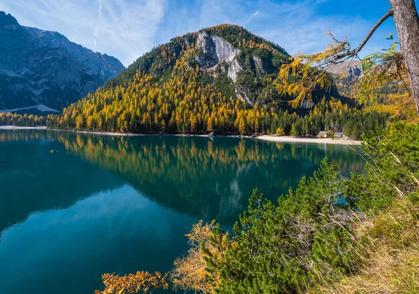 Осень мирное альпийское озеро Braies или Pragser Wildsee. Фанес-Сен — стоковое фото