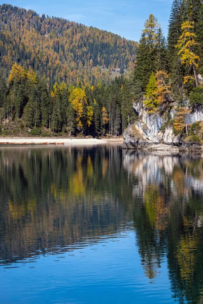 Őszi békés alpesi tó Braies vagy Pragser Wildsee. Fanes-szen — Stock Fotó