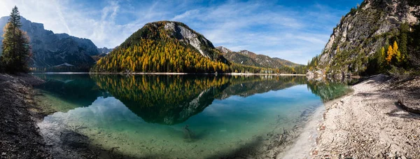 Herfst rustige alpine meer Braies of Pragser Wildsee. Ventilatoren-Sen — Stockfoto