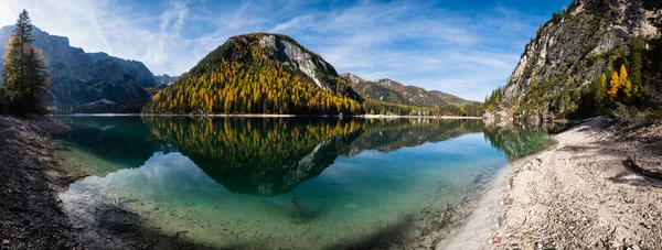 Outono tranquilo lago alpino Braies ou Pragser Wildsee. Fanes-Sen — Fotografia de Stock