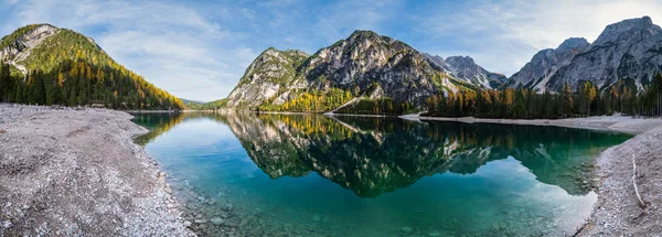 Autunno tranquillo lago alpino Braies o Pragser Wildsee. Fanes-Sen — Foto Stock