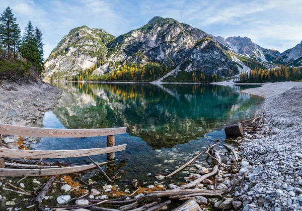 Autunno tranquillo lago alpino Braies o Pragser Wildsee. Fanes-Sen — Foto Stock