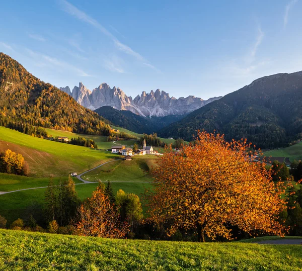 Podzimní večer Santa Magdalena slavná Itálie Dolomity vesnice vi — Stock fotografie