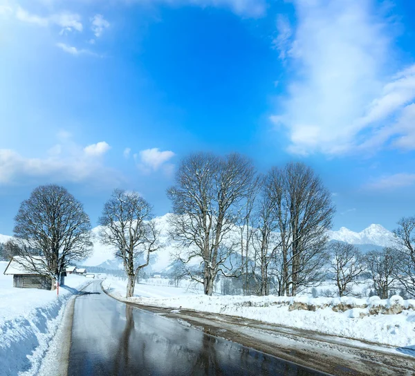 Camino de primavera a través del pueblo alpino en Austria . — Foto de Stock