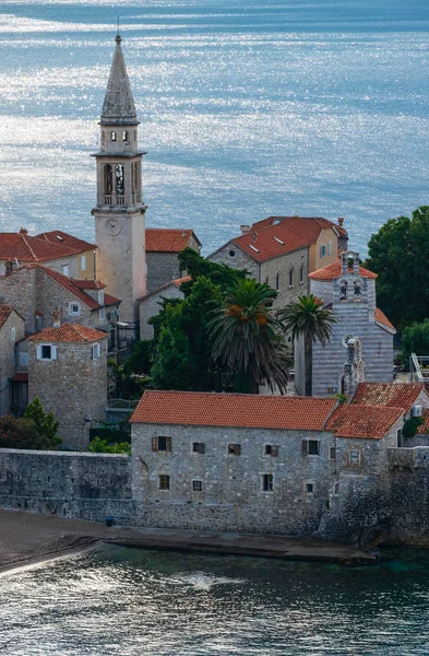 Budva cidade manhã verão vista (Montenegro ). — Fotografia de Stock