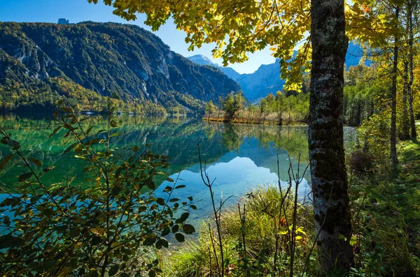 透明な水で穏やかな秋のアルプスの山の湖 — ストック写真