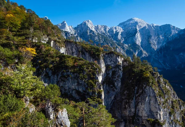 Solig färgstark höst alpin scen. Lugn klippig utsikt över bergen — Stockfoto