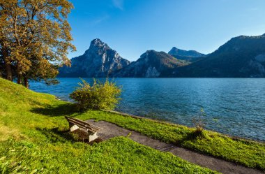 Huzurlu sonbahar Alpleri dağ gölü. Sabah görüşü Traunsee lak 'a