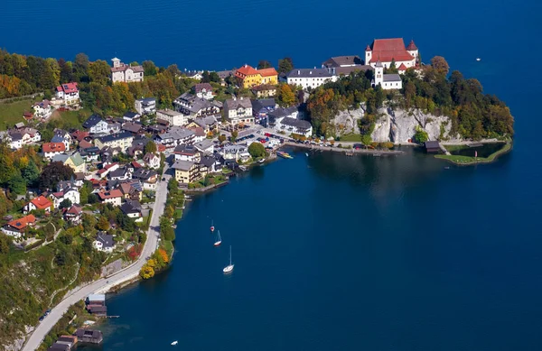 Klidný podzim Alpy hora Traunsee jezero a Traunkirchen vlek — Stock fotografie