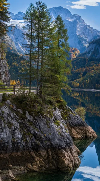 秋天平静的阿尔卑斯山湖水清澈透明 — 图库照片