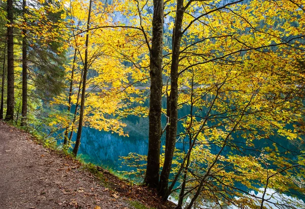 Tranquillo autunno Alpi lago di montagna con acqua limpida e trasparente — Foto Stock