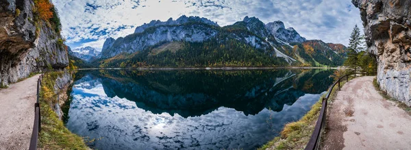 Alpes de outono pacífica lago de montanha com água transparente clara — Fotografia de Stock