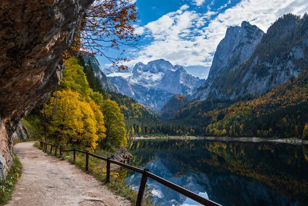 Lago sereno de los Alpes otoñales con aguas transparentes — Foto de Stock