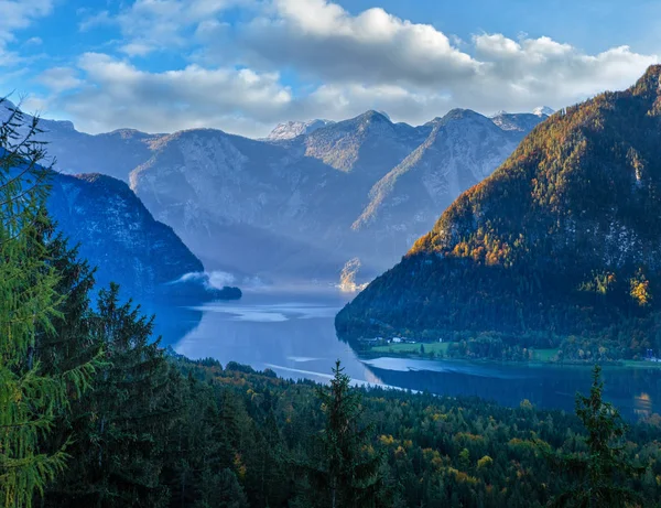 Klidné ráno podzim Alpy horské jezero s jasným transparen — Stock fotografie