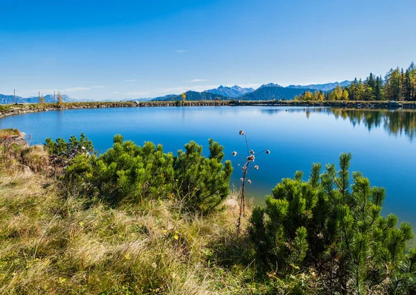 Tranquillo autunno Alpi lago di montagna con acqua limpida e trasparente — Foto Stock