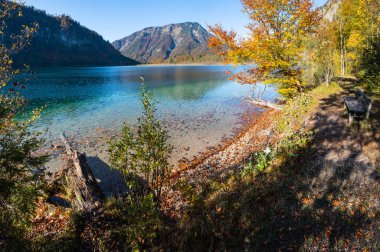 Huzurlu Sonbahar Alpleri dağ gölü Offensee gölü, Salzkammergut,