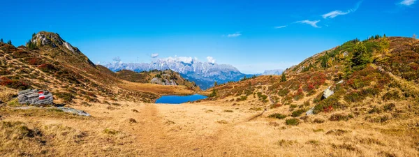 Otoño alpino Kleiner Paarsee o lago Paarseen, Tierra Salzburgo, A — Foto de Stock