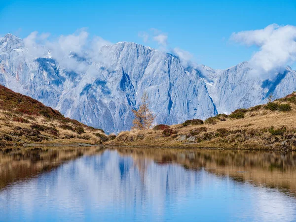 Outono alpino Kleiner Paarsee ou Paarseen lago, Land Salzburg, A — Fotografia de Stock