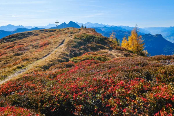 Alpes de outono pacífica vista ensolarada montanha de trilhas caminho de D — Fotografia de Stock