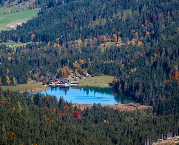 Autunno alpino Jaegersee vista lago dal sentiero di montagna a T — Foto Stock