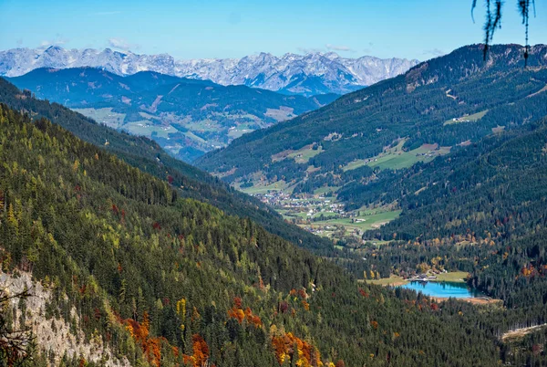 Herbstlich alpiner Jägersee-Blick vom Bergwanderweg auf den See — Stockfoto