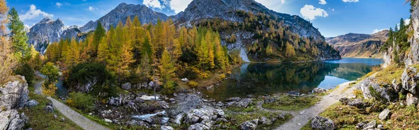 秋天阳光普照的高山，Tappenkarsee湖和上面的岩石山, — 图库照片