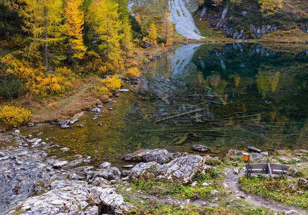 Sonniger Herbst alpiner Tappenkarsee und felsige Berge darüber, — Stockfoto
