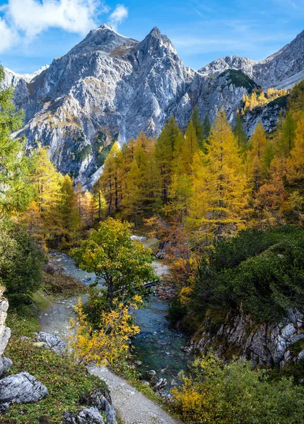 Soleadas montañas rocosas alpinas de otoño cerca del lago Tappenkarsee, Klei — Foto de Stock