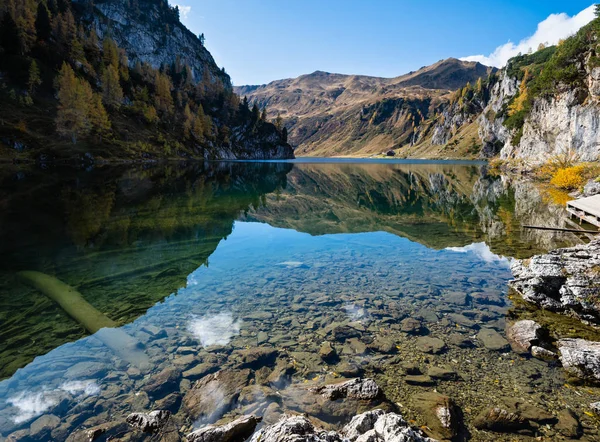Sunny autumn alpine Tappenkarsee lake and rocky mountains above, — Stock Photo, Image
